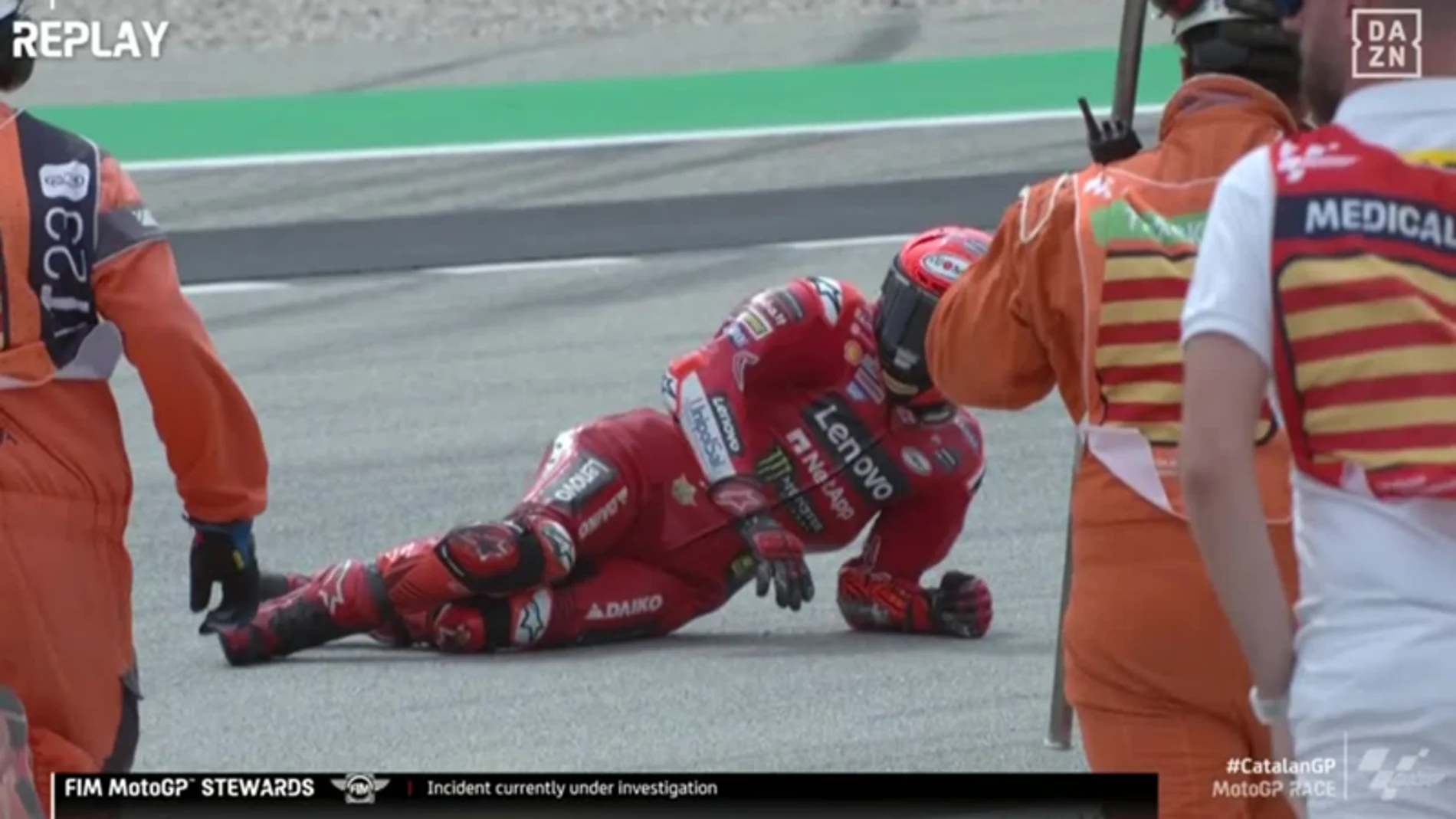 Bagnaia, en el suelo tras el golpe de la moto de Binder