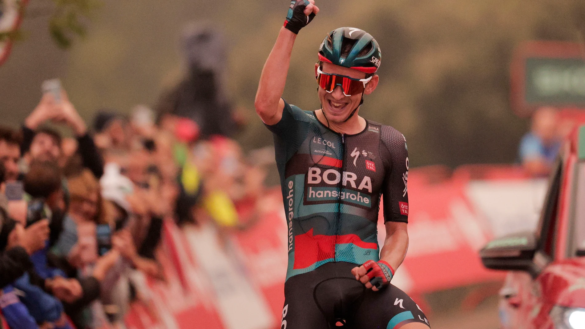 COLLADO DE LA CRUZ DE CARAVACA, 03/09/2023.- El ciclista alemán Lennard Kämna del equipo Bora-Hansgrohe celebra la victoria en la novena etapa de la Vuelta a España, con un recorrido de 184,5 kilómetros por la provincia de Murcia con salida en Cartagena y llegada en el puerto Collado de la Cruz de Caravaca, de segunda categoría y siete kilómetros y medio de subida. EFE/ Manuel Bruque
