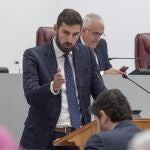 El portavoz de Vox en el Parlamento murciano, José Ángel Antelo, interviene en la segunda sesión del pleno de su investidura, este viernes en la Asamblea Regional en Cartagena. 