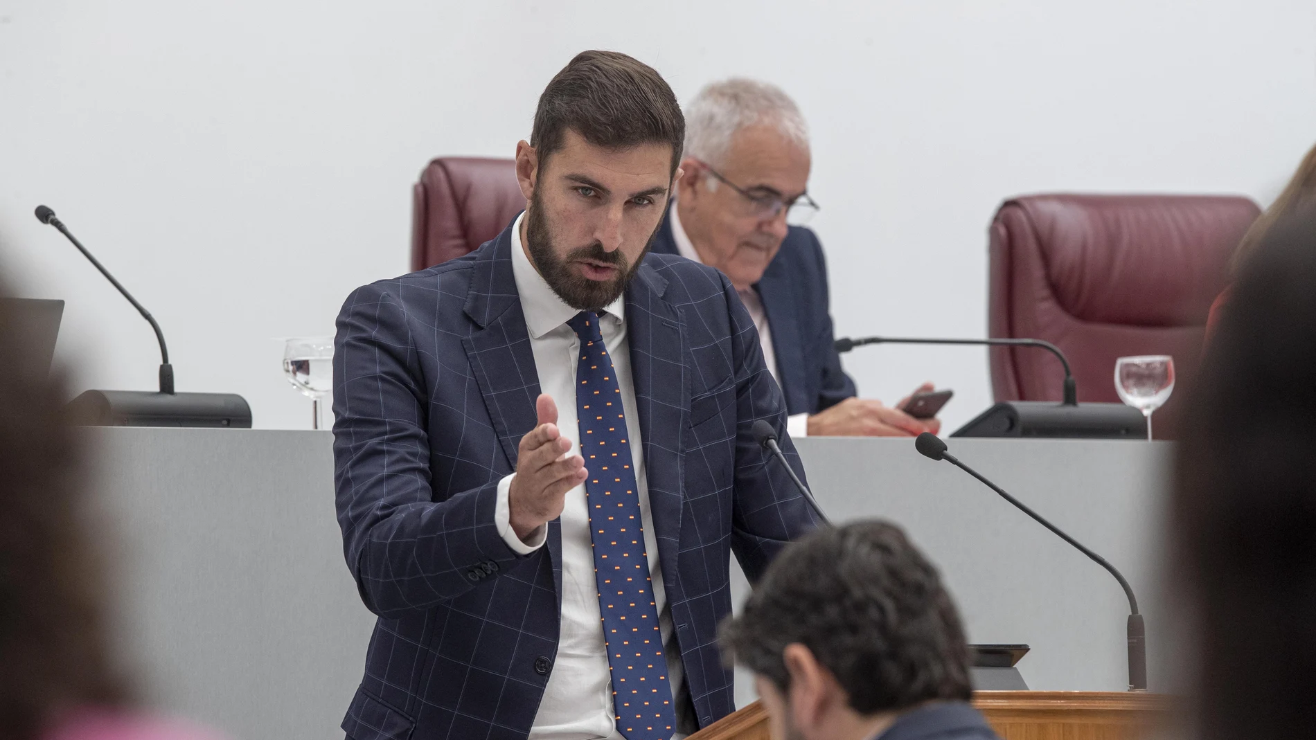 El portavoz de Vox en el Parlamento murciano, José Ángel Antelo, interviene en la segunda sesión del pleno de su investidura, este viernes en la Asamblea Regional en Cartagena.