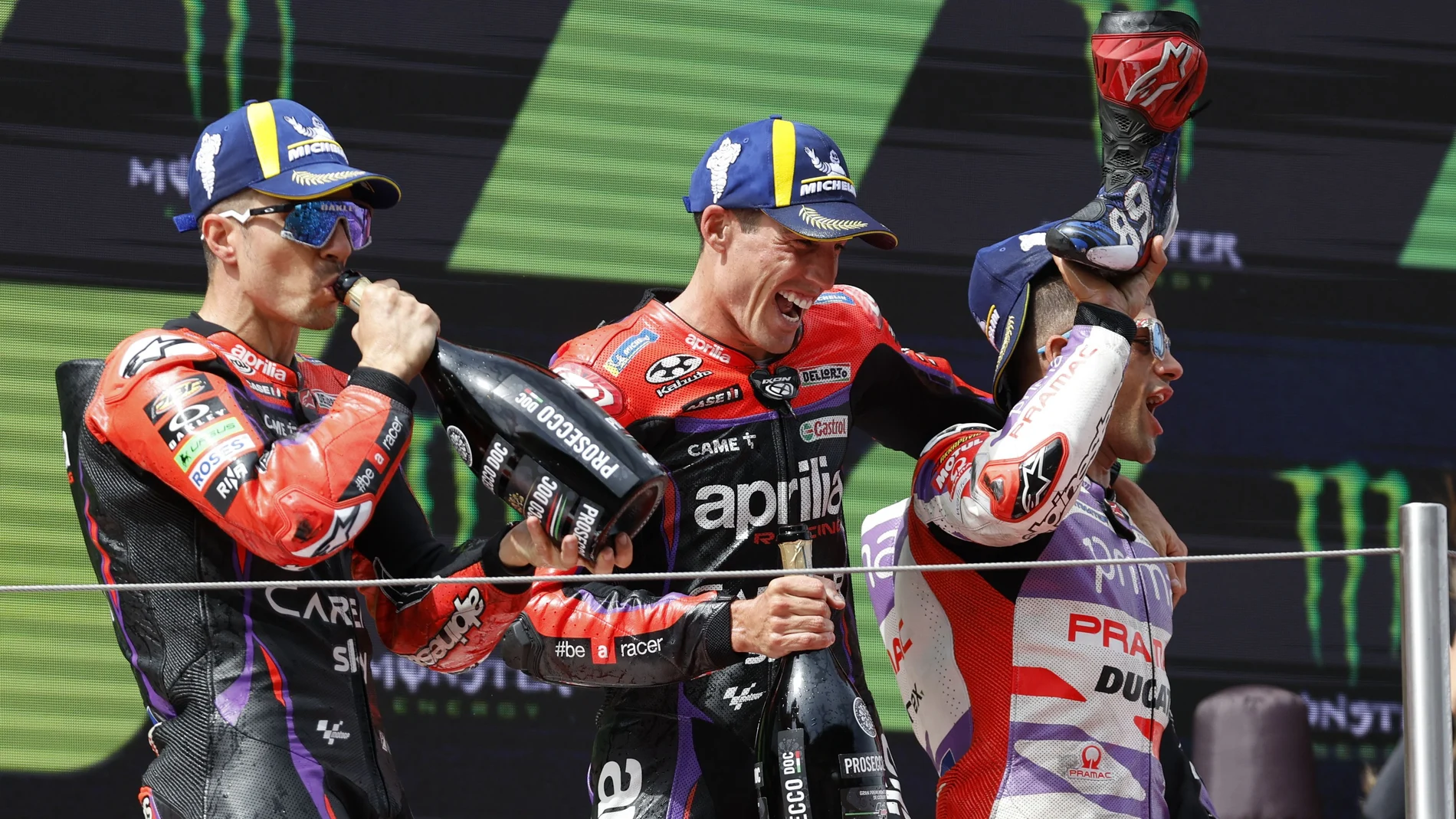 Aleix, en el podio junto a Viñales y Jorge Martín