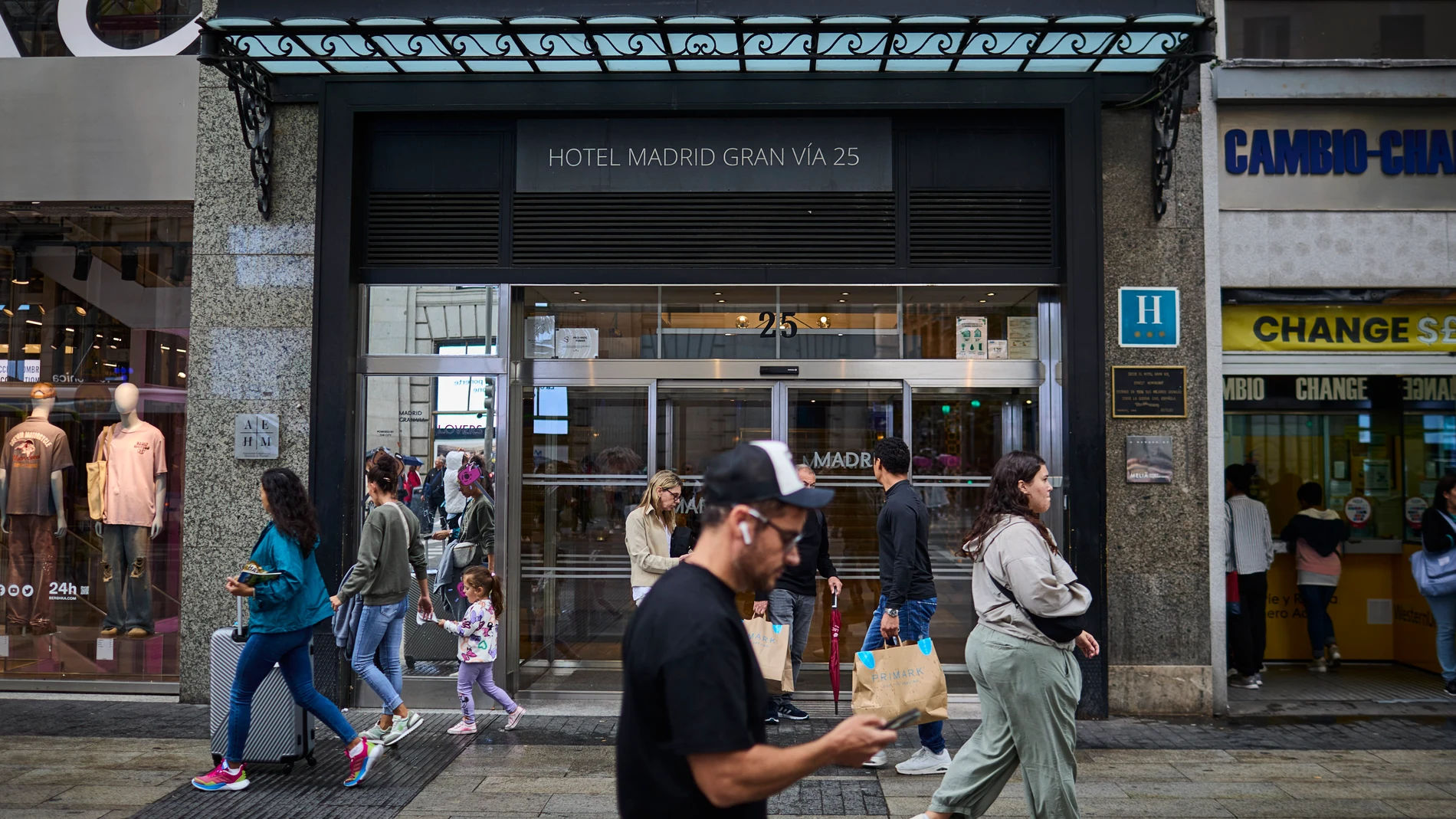 La capital registró en junio hasta 890.000 turistas con un crecimiento del 12,3% con respecto al año pasado. El Ayuntamiento de Madrid informa en base a la Encuesta de Ocupación Hotelera publicada por el Instituto Nacional de Estadística (INE). © Alberto R. Roldán / Diario La Razón. 03 09 2023