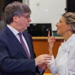 La vicepresidenta segunda, Yolanda Díaz, junto al expresidente de la Generalitat, Carles Puigdemont
