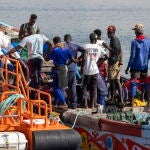 Salvamento rescata a 363 migrantes en tres cayucos en aguas de Tenerife y Gran Canaria