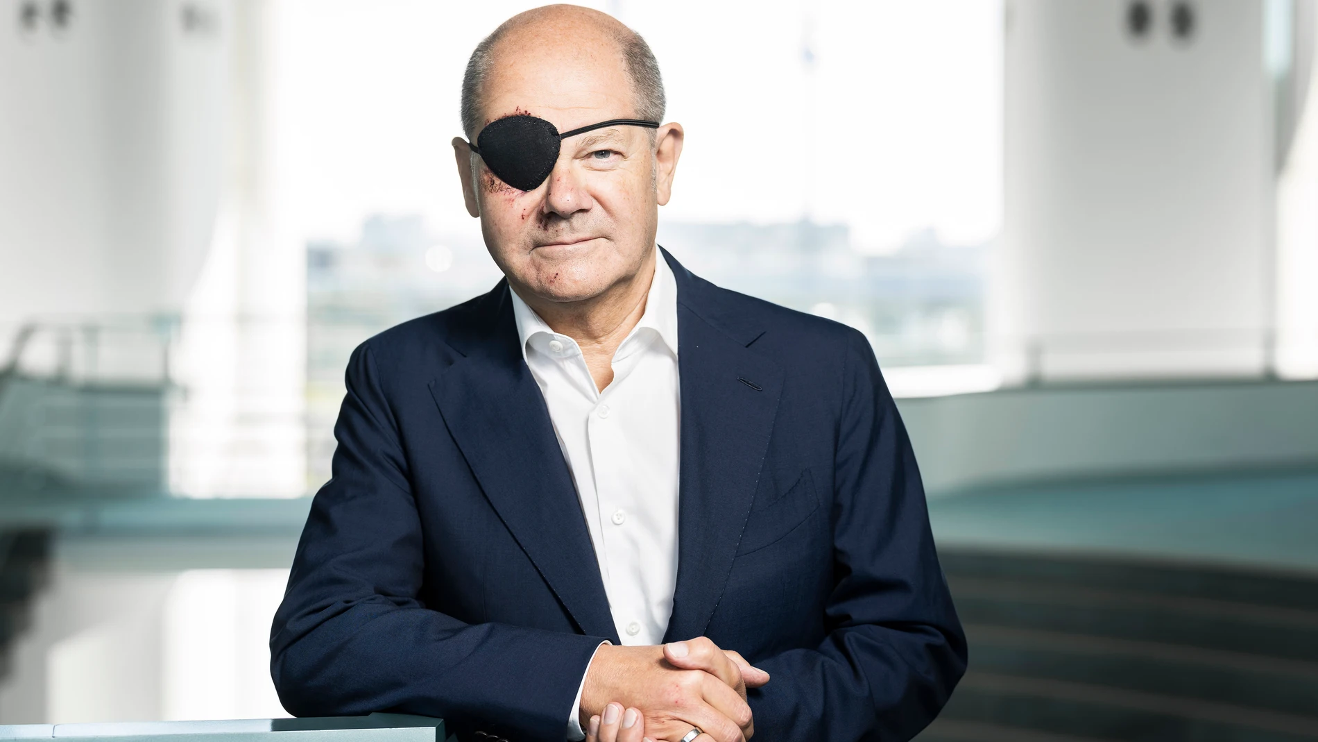 Berlin (Germany), 04/09/2023.- This handout photo provided by the German government press officeshows German Chancellor Olaf Scholz sporting an eye patch at the chancellery in Berlin, Germany 04 September 2023, the result of a jogging accident at the weekend. (Alemania) EFE/EPA/Steffen Kugler HANDOUT HANDOUT EDITORIAL USE ONLY/NO SALES