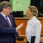 Brussels (Belgium), 04/09/2023.- Member of the European Parliament Carles Puigdemont (L) and Spanish Second Deputy Prime Minister and Sumar party leader Yolanda Diaz speak in Brussels, Belgium, 04 September 2023. (Bélgica, Bruselas) EFE/EPA/OLIVIER MATTHYS