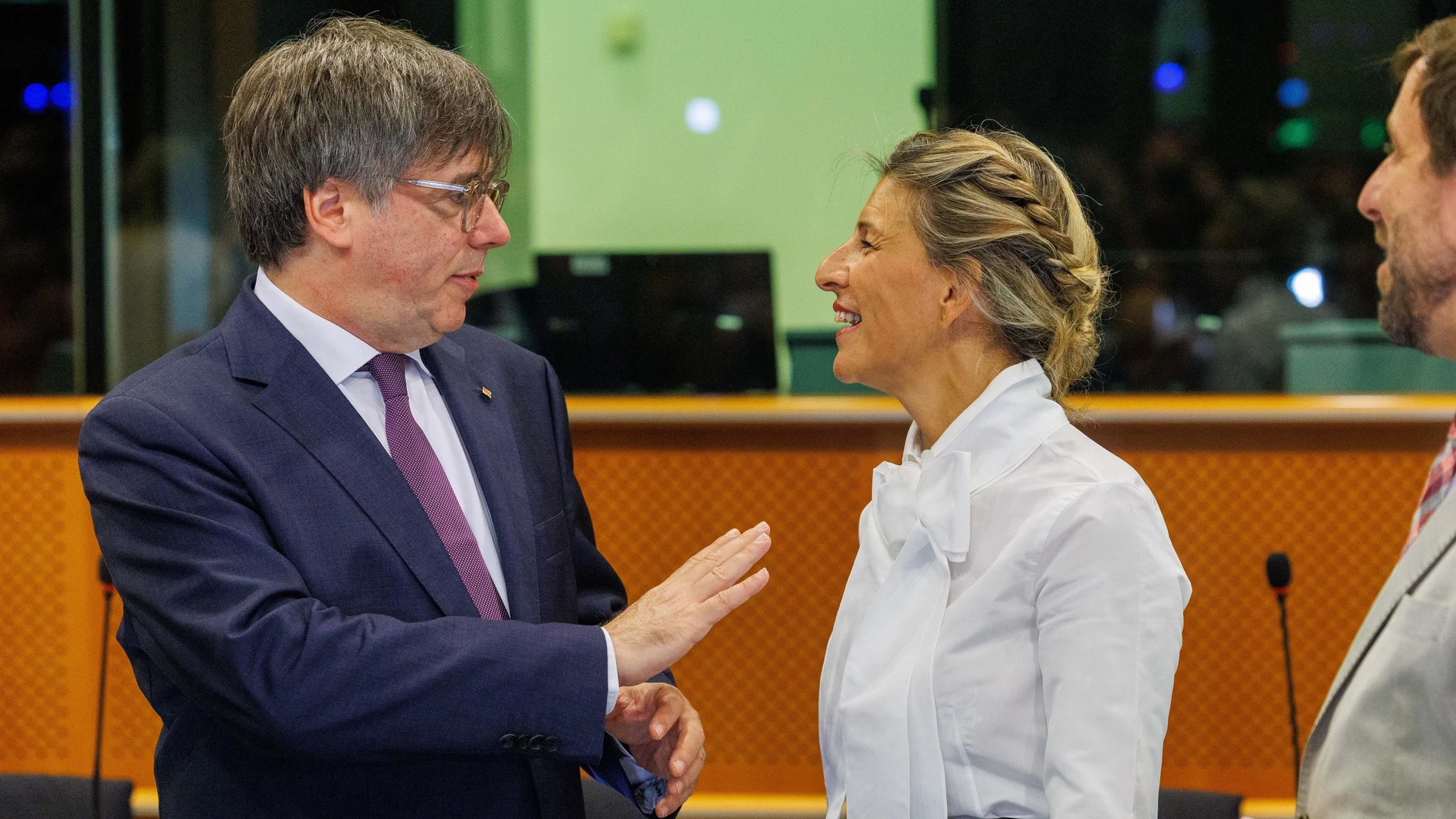 Brussels (Belgium), 04/09/2023.- Member of the European Parliament Carles Puigdemont (L) and Spanish Second Deputy Prime Minister and Sumar party leader Yolanda Diaz speak in Brussels, Belgium, 04 September 2023. (Bélgica, Bruselas) EFE/EPA/OLIVIER MATTHYS