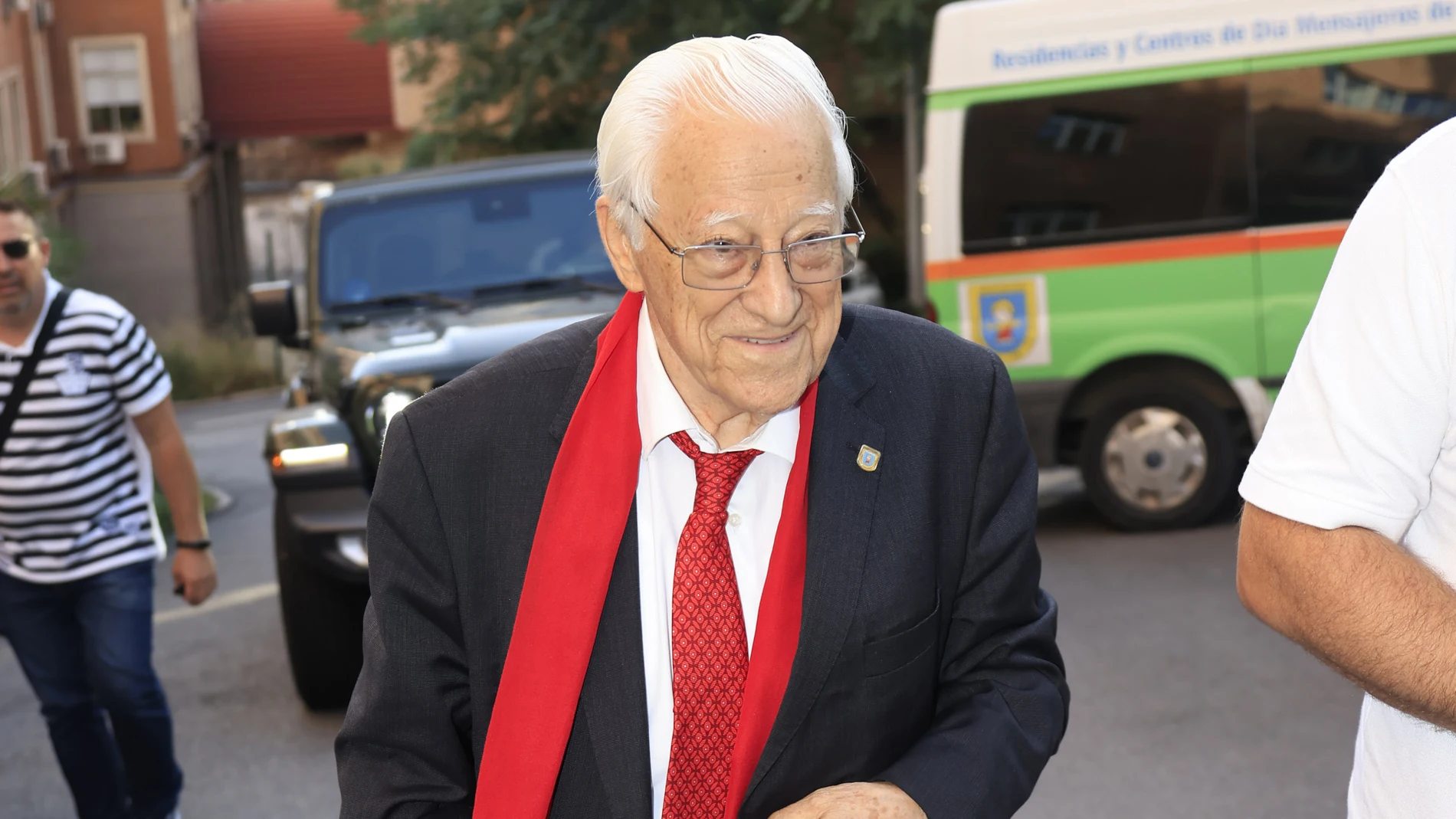 El padre Ángel visita a María Teresa Campos en la Fundación Jiménez Díaz