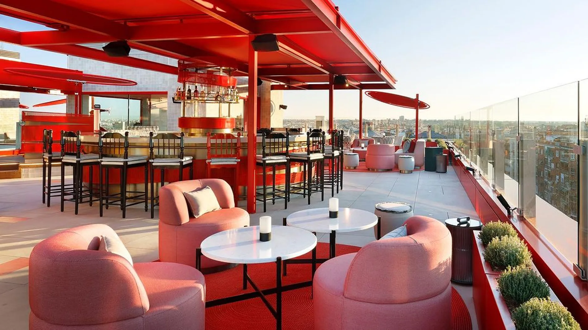Visitar el rooftop del hotel Hard Rock Madrid con vistas al Museo Reina Sofía puede ser un muy buen plan para hacer en septiembre