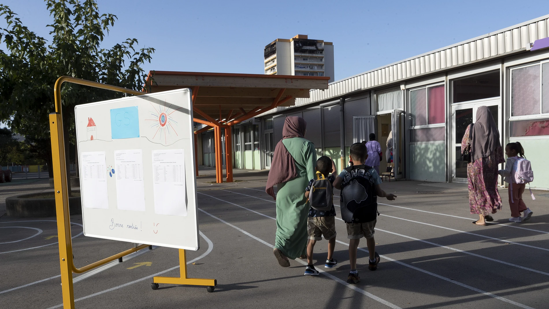 September 4, 2023, Montpellier, Occitanie, France: Guillaume Bonnefont/IP3, Montpellier, France le 4 septembre 2023. Des mamans portant le voile amenent leur enfant pour la rentree scolaire dans une ecole maternelle du quartier populaire de la Paillade..Mothers wearing the veil bring their children for the start of the school year in a nursery school in the working-class district of Paillade. 04/09/2023