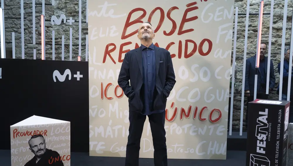 El cantante Miguel Bosé posa a su llegada a la presentación de la producción ‘Bosé Renacidoí de Movistar Plus+, en la XV edición del Festival de Televisión FesTVal de Vitoria, a 5 de septiembre de 2023.