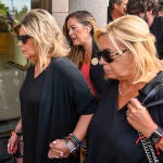 Carmen Borrego y Terelu Campos, en el tanatorio de Tres Cantos 