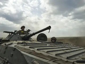 Russia Ukraine War Soldados de la 3ª Brigada de Asalto Separada de Ucrania montan un APC cerca de Bakhmut, el lugar de feroces batallas con las fuerzas rusas en la región de Donetsk