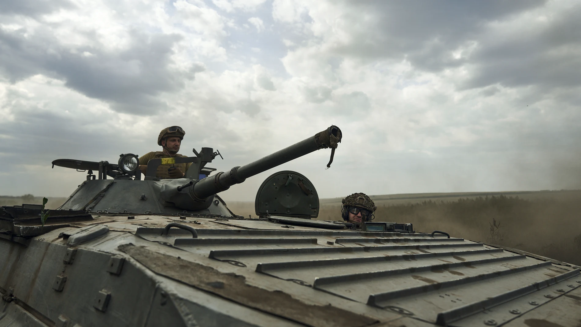 Soldados de la 3ª Brigada de Asalto Separada de Ucrania montan un APC cerca de Bakhmut, el lugar de feroces batallas con las fuerzas rusas en la región de Donetsk