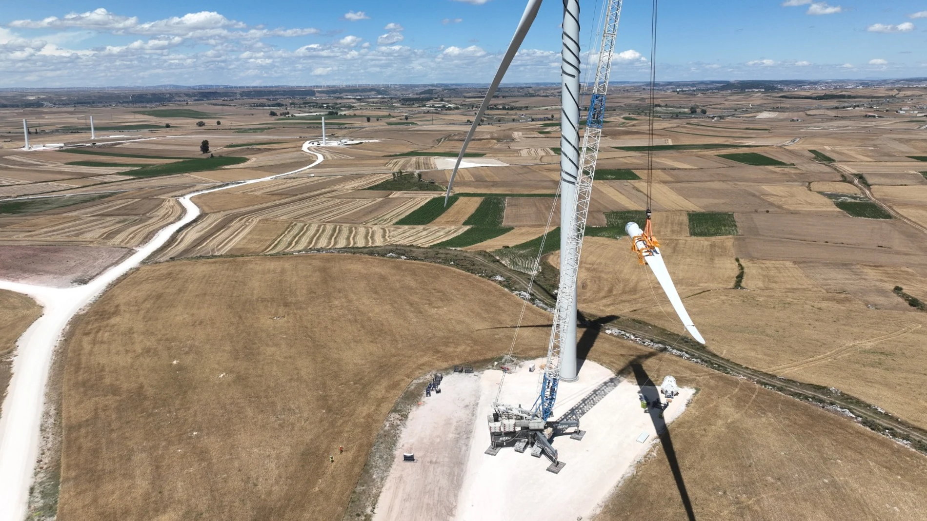 Montaje de palas en el parque eólico Buniel burgalés de Iberdrola