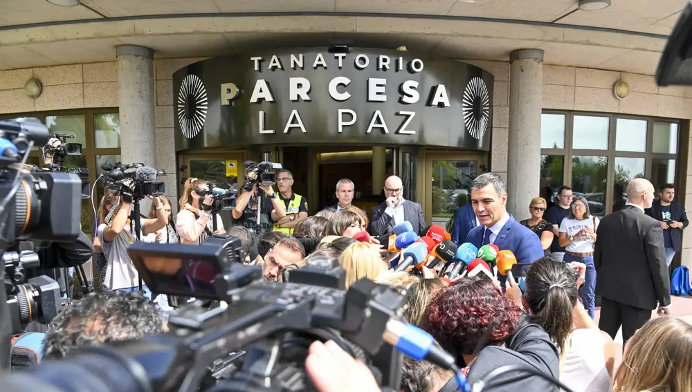 Pedro Sánchez en la capilla ardiente de María Teresa Campos
