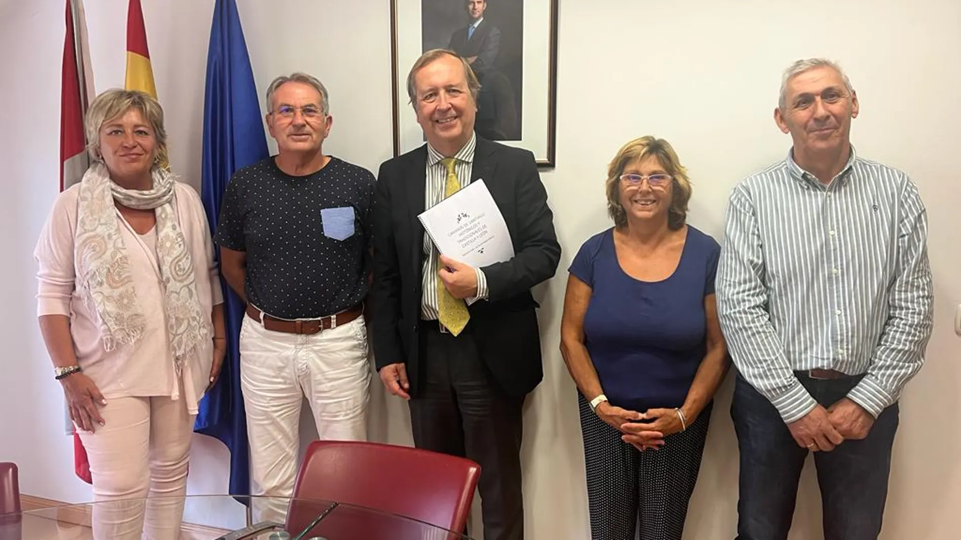 El director de Turismo Ángel González Pieras junto a los representantes de las organizaciones