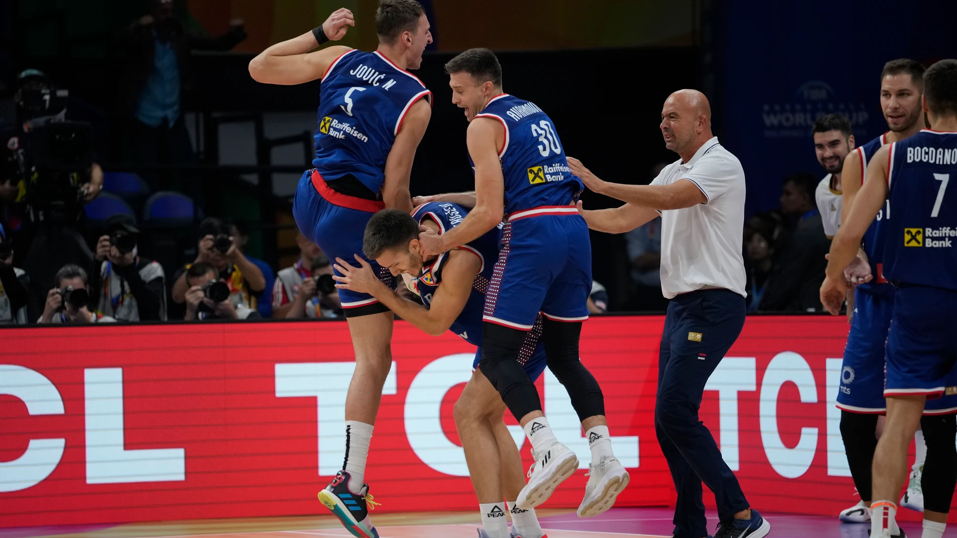 Los jugadores serbios celebran la victoria ante Lituania en cuartos