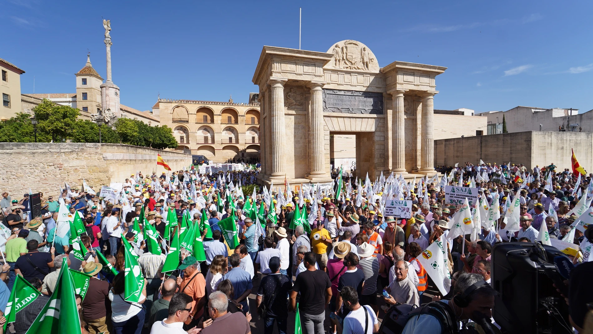 AMP.- Unos 6.000 agricultores y ganaderos se concentran en Córdoba ante los ministros de Agricultura de la UE
