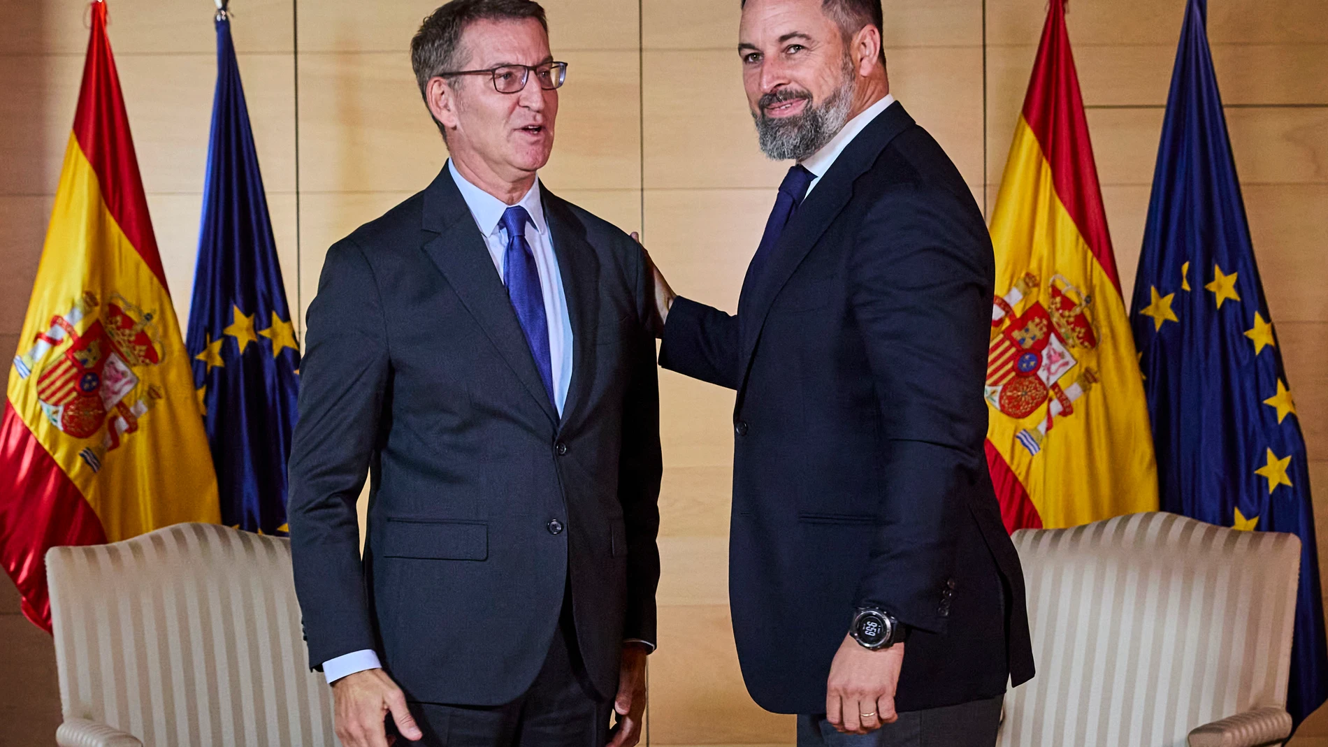 El líder del PP, Alberto Núñez Feijóo, durante la reunión mantenida con el presidente de Vox, Santiago Abascal, dentro sus conversaciones con dirigentes políticos para buscar apoyos a la investidura, este lunes en el Congreso. © Alberto R. Roldán / Diario La Razón. 05 09 2023
