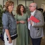 La presidenta de la Diputación, Ángeles Armisén, junto a la diputada de Cultura, Carolina Valbuena; y el jefe de servicio de Cultura, Rafael Martinez