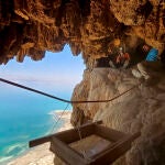 Hallan cuatro espadas de la época romana muy bien conservadas en una cueva del Mar Muerto