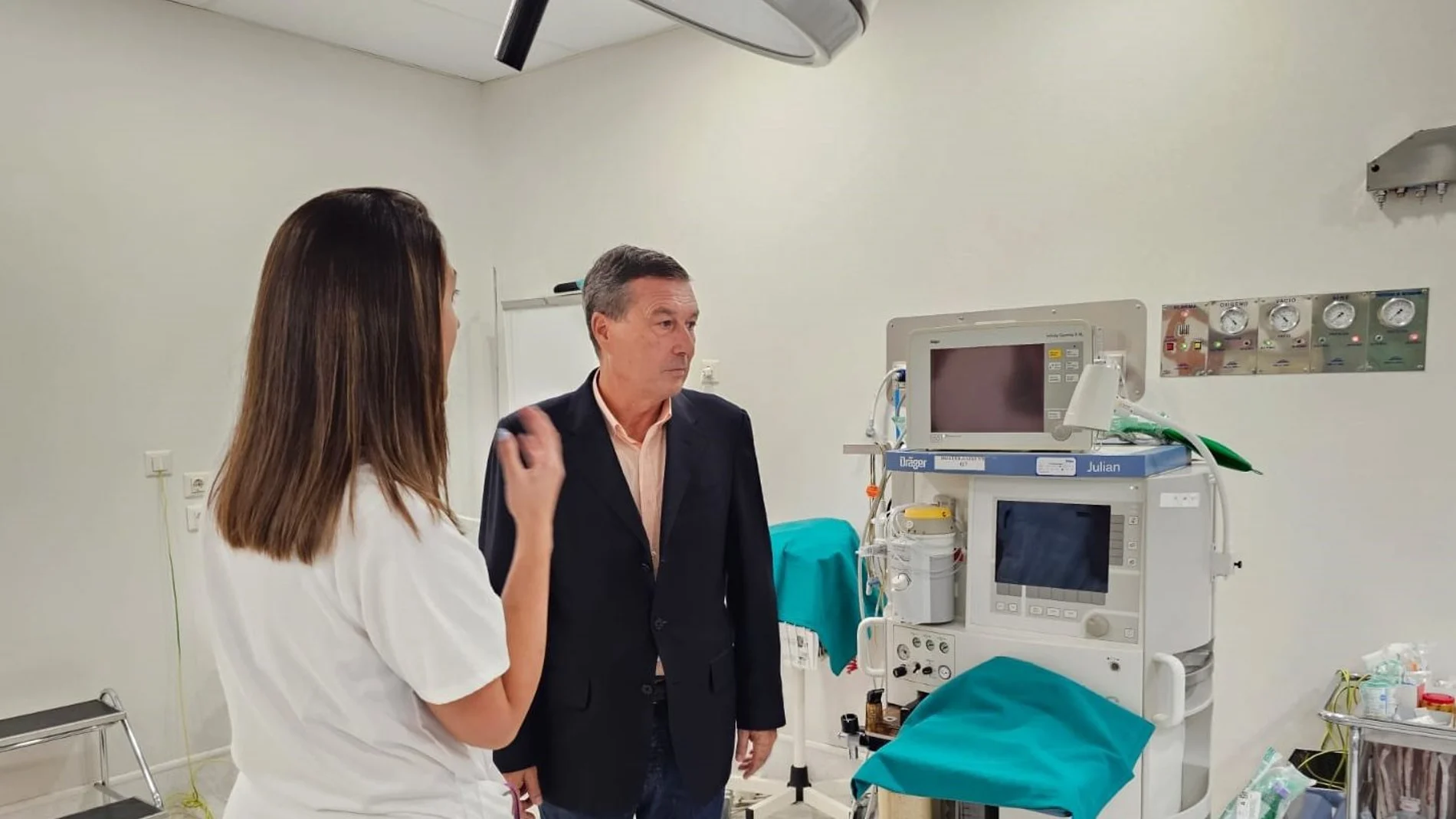 El conseller de Sanidad, Marciano Gómez, durante su visita ayer al CSI de Segorbe