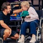 Fernando Alonso cumple el deseo de Paqui, su veterana admirada de 93 años