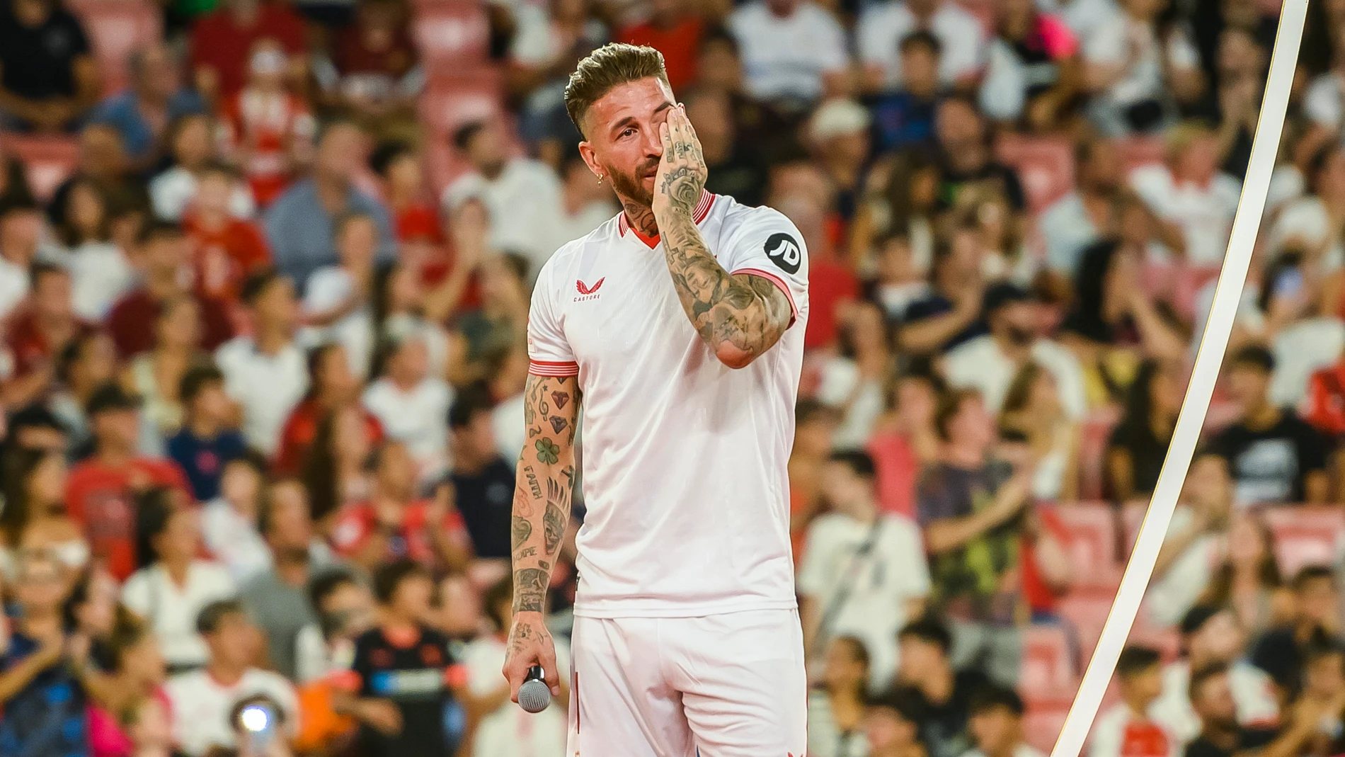SEVILLA, 06/09/2023.- El central Sergio Ramos en su presentación como nuevo jugador del Sevilla FC esta noche, en el estadio Ramón Sánchez Pizjúan de Sevilla. EFE/ Raúl Caro