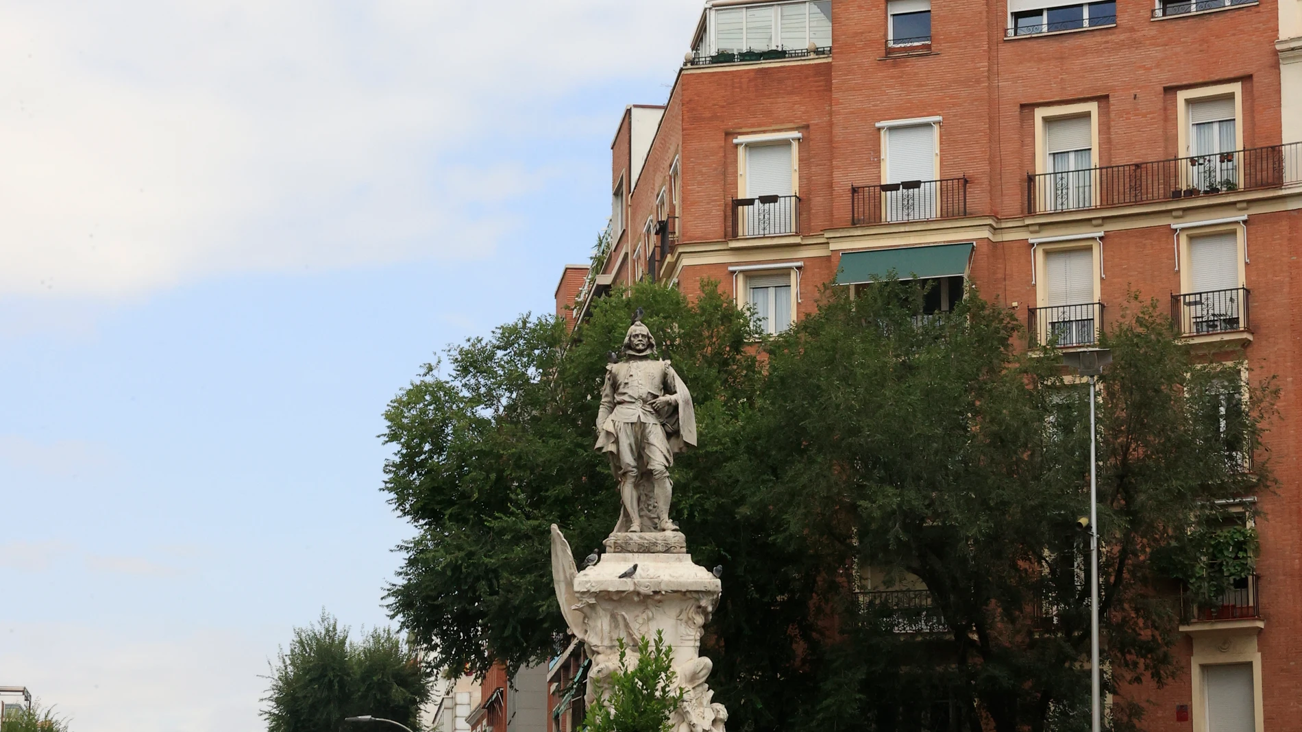 MADRID, 06/09/2023.- Estatua del literato español Francisco de Quevedo en Madrid. Si los insultos fueron parte sustancial del Siglo de Oro, un silogismo nos permitiría deducir que la corrección política hará irrepetible aquel periodo de esplendor, como puede concluirse ante el "Diccionario de insultos extraídos y trasvasados de las obras de D. Francisco de Quevedo" (Editorial Verbum).Seleccionado por José Antonio Martínez Climent (Alicante, 1965) y Ricardo González-Haba (Salamanca, 1967), est...