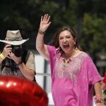 03 September 2023, Mexico, Mexico City: Xochitl Galvez, senator and candidate of an opposition alliance of three parties for the presidential elections, waves during an election campaign at the monument to the Angel of Independence. Photo: Gerardo Vieyra/dpa 03/09/2023 ONLY FOR USE IN SPAIN