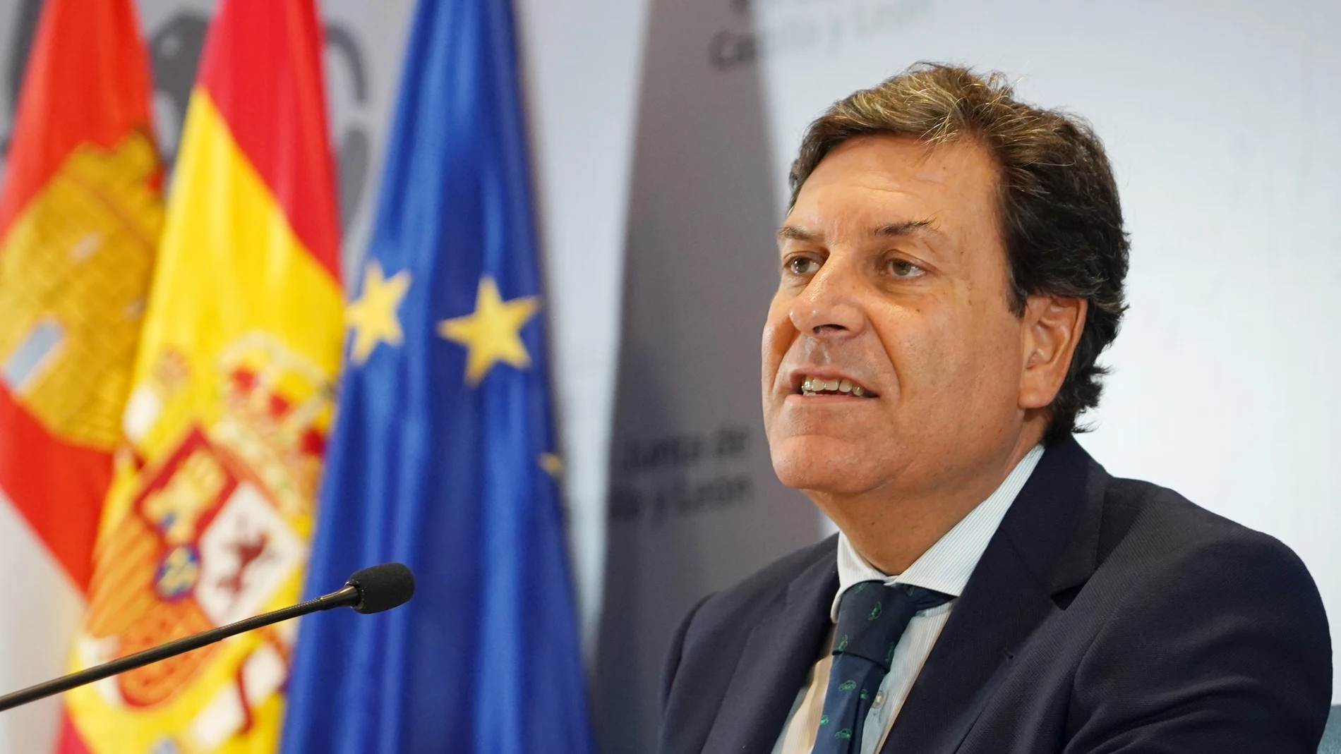 El consejero de Economía y Hacienda y portavoz, Carlos Fernández Carriedo, comparece en rueda de prensa posterior al Consejo de Gobierno