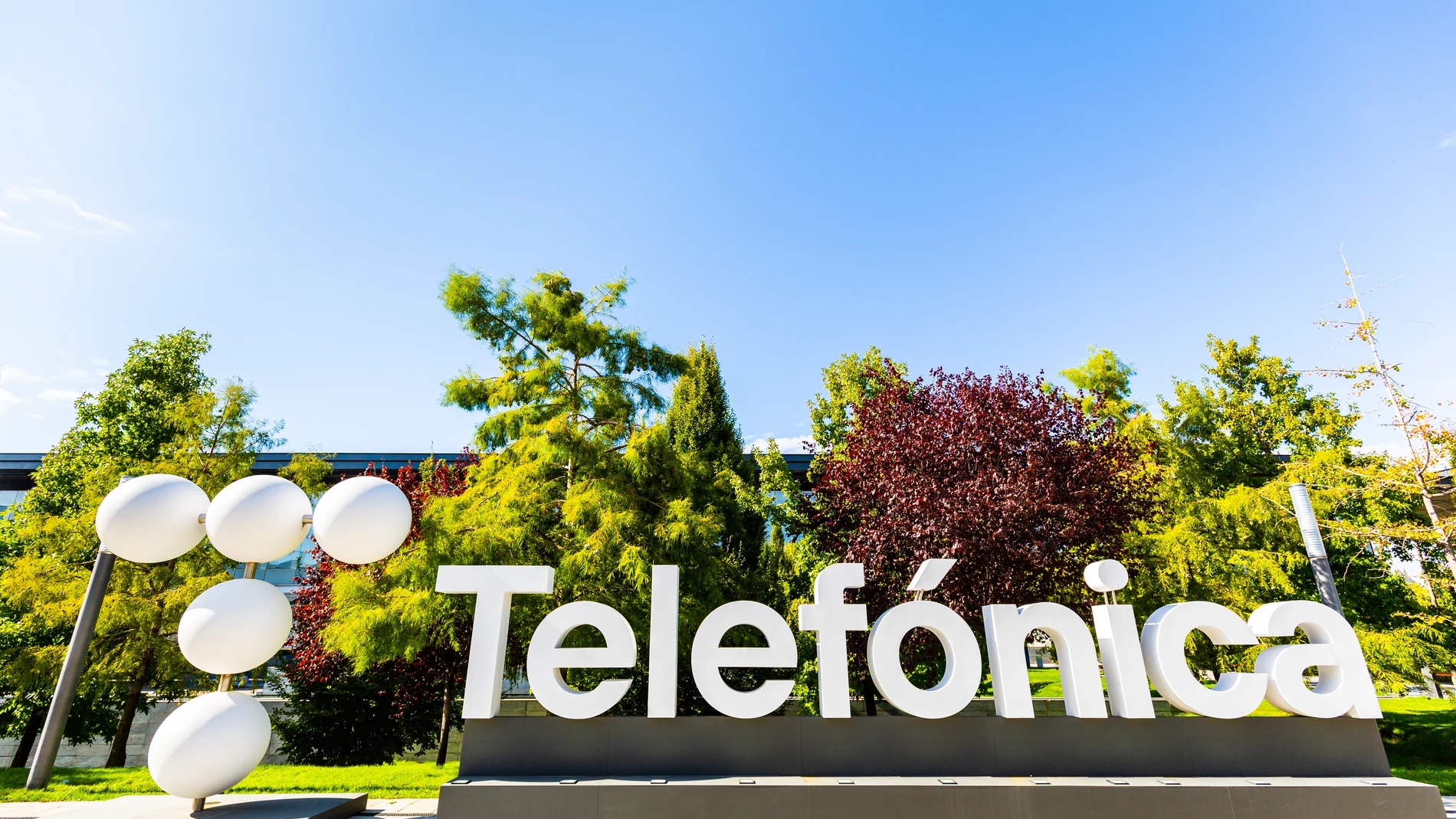 MADRID, 07/09/2023.- Vista del logotipo de Telefónica. El Gobierno español aplicará todos los mecanismos necesarios para defender los intereses de Telefónica, por su condición de empresa estratégica para el país, de la que el gigante saudí STC Group se convirtió en su principal accionista tras una operación que cayó por sorpresa en esta multinacional española con gran presencia en América. EFE/TELEFONICA/SOLO USO EDITORIAL/SOLO DISPONIBLE PARA ILUSTRAR LA NOTICIA QUE ACOMPAÑA (CRÉDITO OBLIGAT...