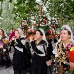 Multitudinaria ofrenda floral a la Virgen de la Vega en Salamanca