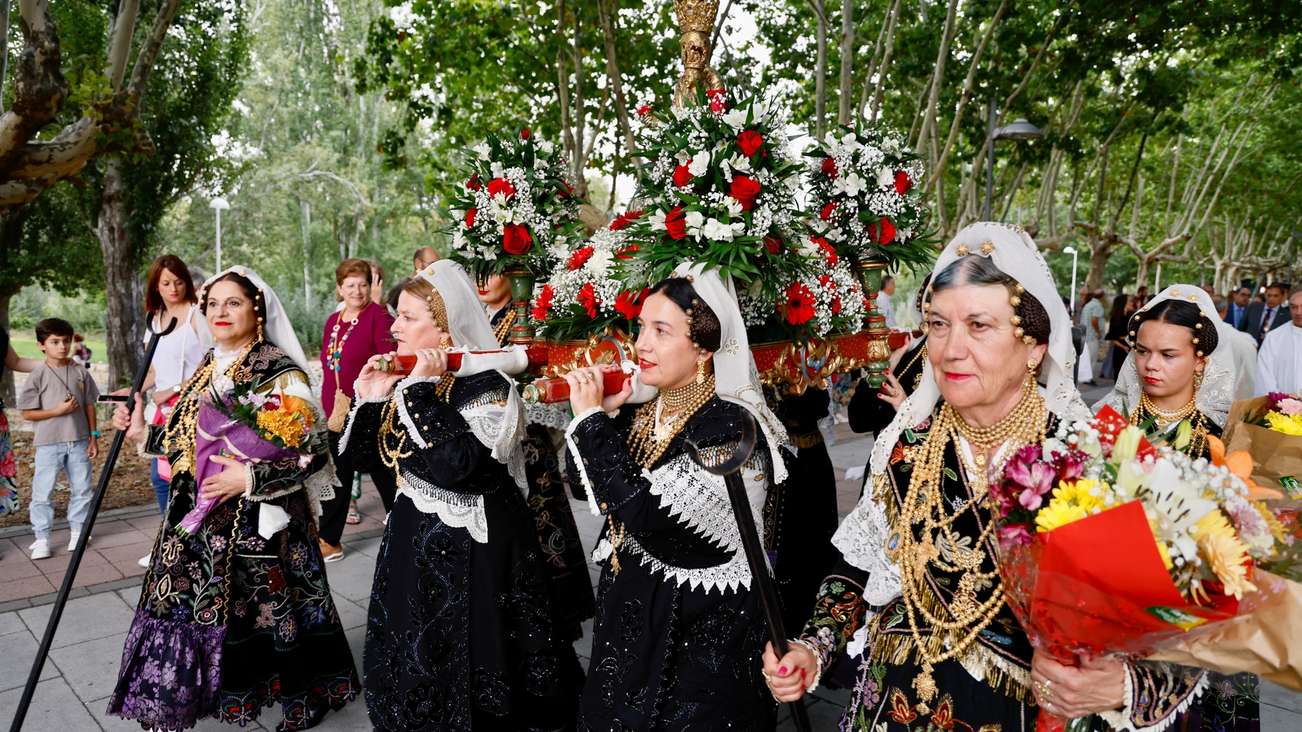 Multitudinaria ofrenda floral a la Virgen de la Vega en Salamanca