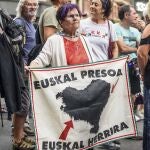 Manifestación convocada por la red de apoyo a los presos de ETA Sare que ha recorrido las calles de Bilbao.