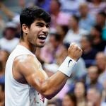 Alcaraz celebra uno de los puntos en su partido de cuartos ante Zverev