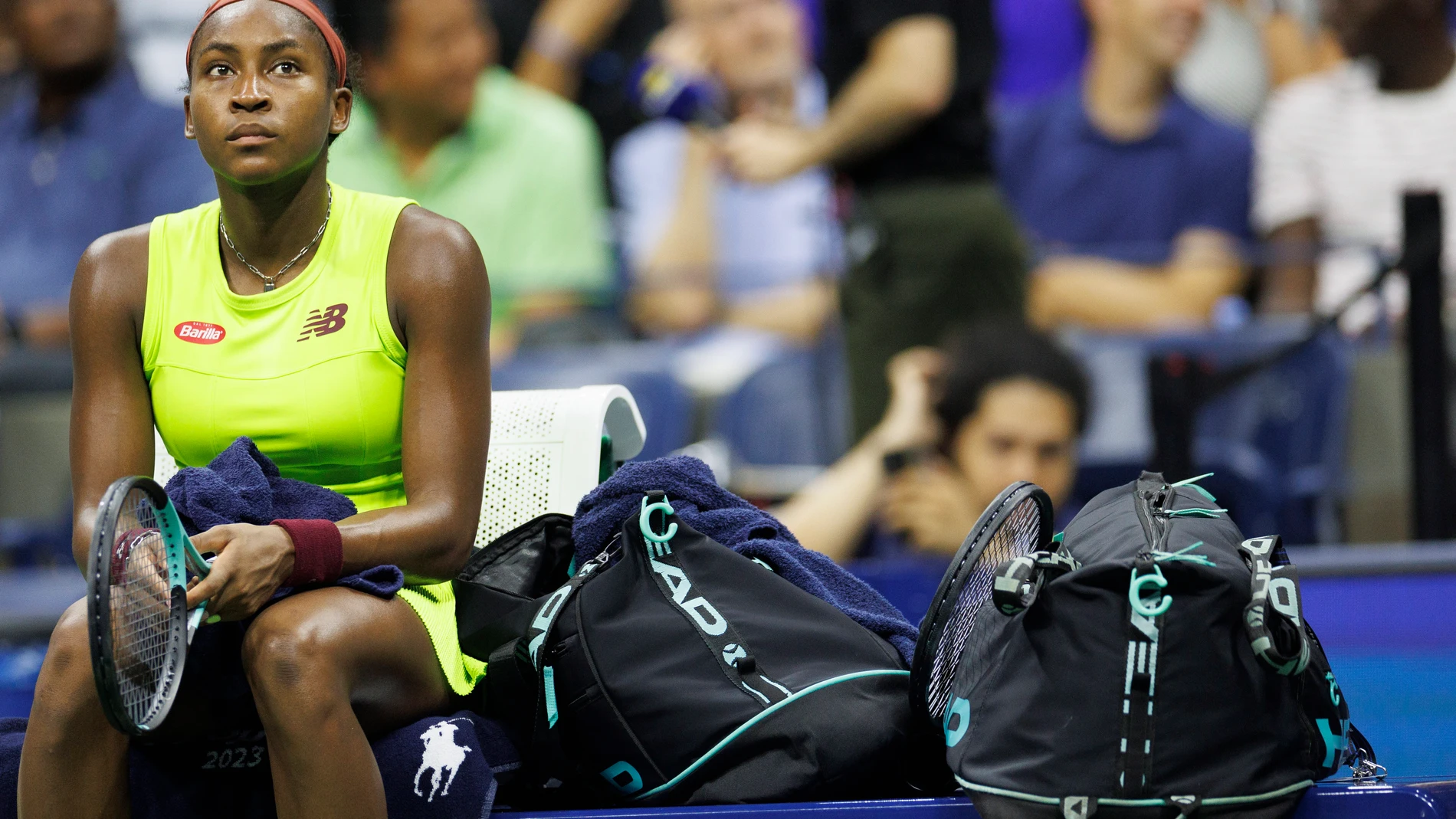 Flushing Meadows (United States), 07/09/2023.- Coco Gauff of the United States watches as protesters interrupt her match against Karolina Muchova of the Czech Republic at the US Open Tennis Championships at the USTA National Tennis Center in Flushing Meadows, New York, USA, 07 September 2023. The US Open runs from 28 August through 10 September. (Tenis, Protestas, República Checa, Estados Unidos, Nueva York) EFE/EPA/CJ GUNTHER