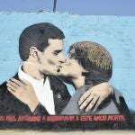 El artista Tvboy pinta el beso entre Sánchez y Puigdemont en el parque de Glòries de Barcelona