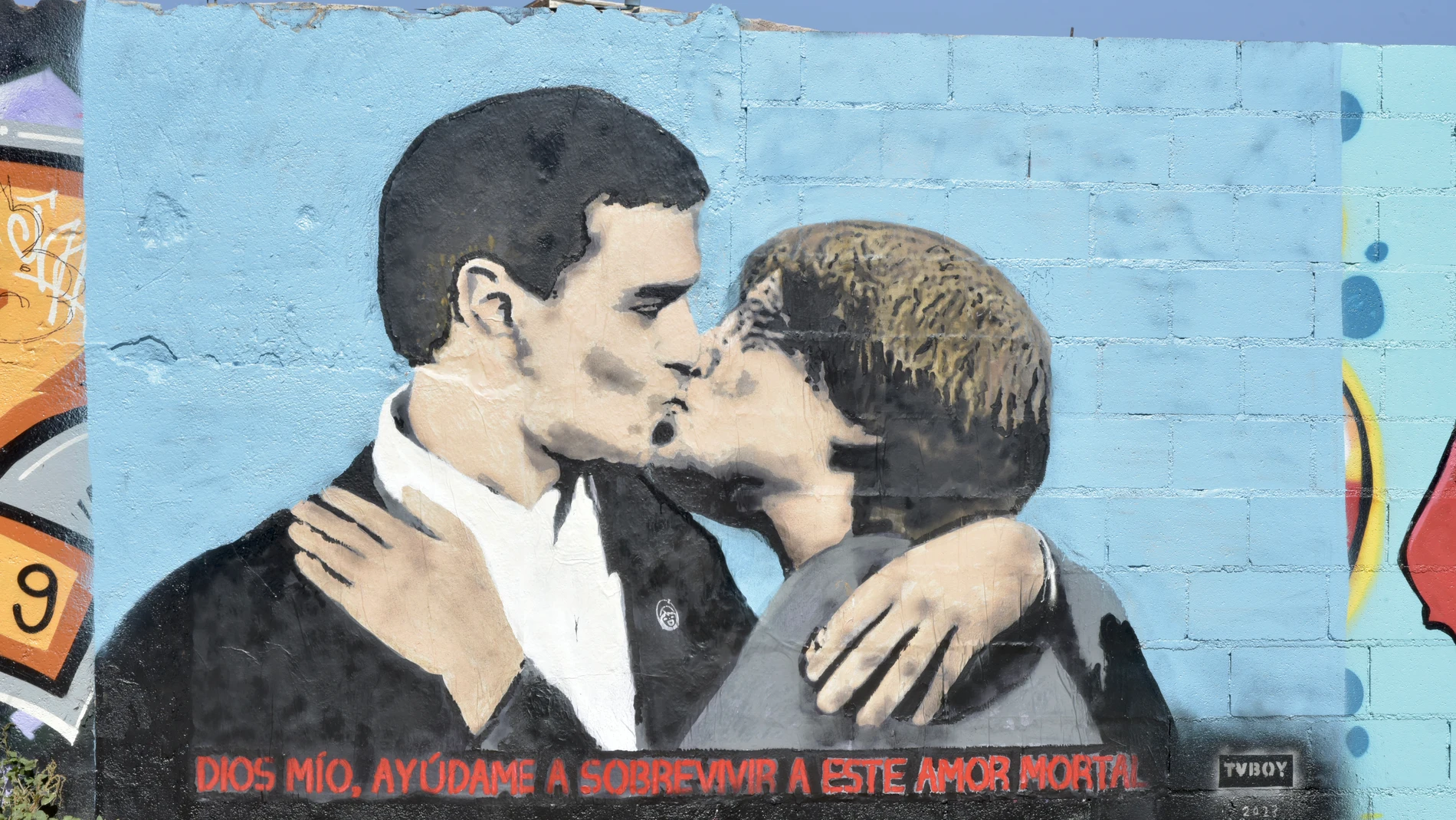 Vista del la pintura del presidente español y candidato del PSOE a la reelección Pedro Sánchez y al expresidente de la Generalitat y eurodiputado de Junts, Carles Puigdemont, dándose un beso en el mural del artista urbano TVBoy, en la plaza de las Glòries, a 8 de septiembre de 2023, en Barcelona, Catalunya (España). El artista urbano TVboy ha pintado el beso entre el presidente del Gobierno, Pedro Sánchez, y el expresidente de la Generalitat Carles Puigdemont en el parque de Glòries de Barce...