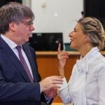 Brussels (Belgium), 04/09/2023.- Member of the European Parliament Carles Puigdemont (L) and Spanish Second Deputy Prime Minister and Sumar party leader Yolanda Diaz speak in Brussels, Belgium.