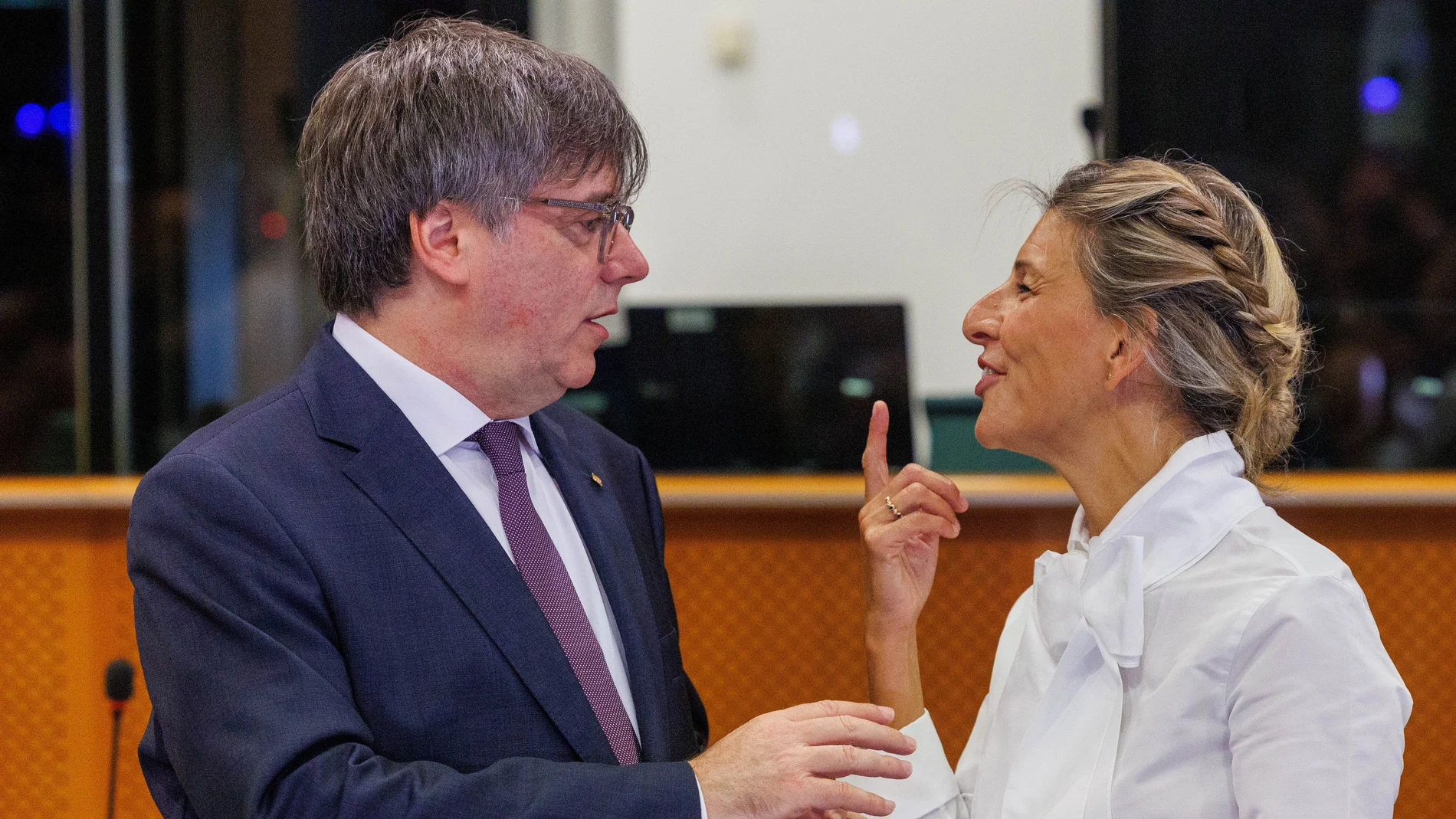 Brussels (Belgium), 04/09/2023.- Member of the European Parliament Carles Puigdemont (L) and Spanish Second Deputy Prime Minister and Sumar party leader Yolanda Diaz speak in Brussels, Belgium.