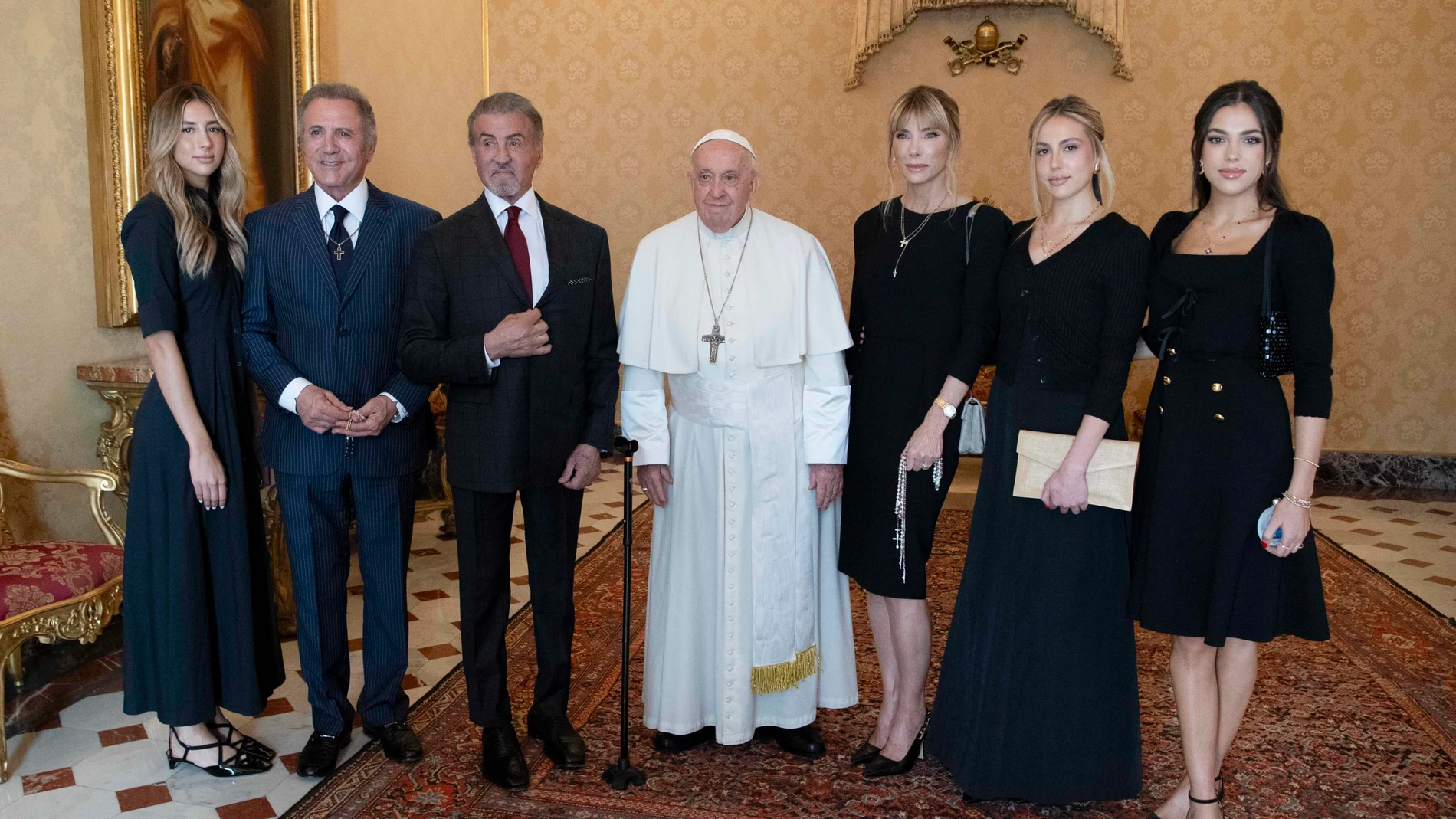 Vatican City (Vatican City State (holy See)), 08/09/2023.- A handout picture provided by the Vatican Media shows Pope Francis with actor and director Sylvester Stallone during a meeting in Vatican City, 8 September 2023. (Papa) EFE/EPA/VATICAN MEDIA HANDOUT HANDOUT EDITORIAL USE ONLY/NO SALES