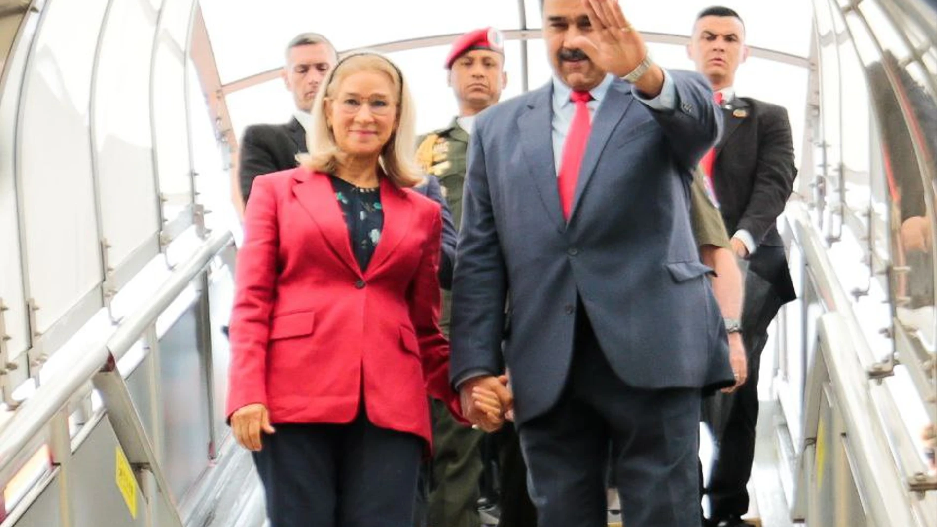 AME7687. PEKÍN (CHINA), 08/09/2023.- Fotografia cedida por la oficina de Prensa del Palacio de Miraflores donde se observa al presidente venezolano, Nicolas Maduro, mientras saluda junto a la primera dama Cilia Flores tras su llegada a Pekín (China). El presidente de Venezuela, Nicolás Maduro, comienza una visita oficial a China que se prolongará hasta el próximo día 14, informó el Ministerio de Exteriores del país asiático. El viaje tiene lugar por invitación del mandatario chino, Xi Jinping...