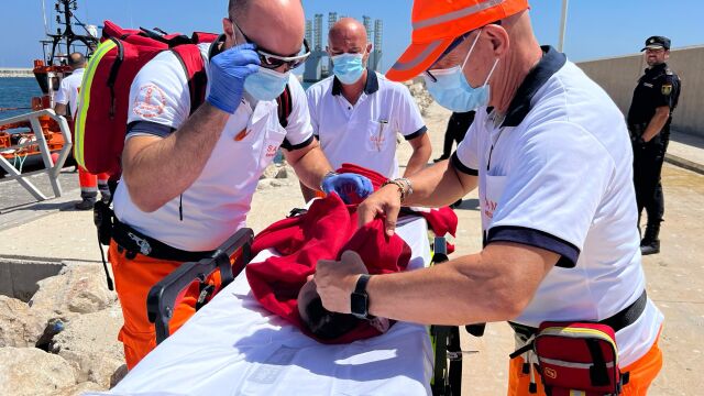 Voluntarios de Cruz Roja atienden en el puerto de Alicante a inmigrantes que llegan en patera a la costa de Alicante.