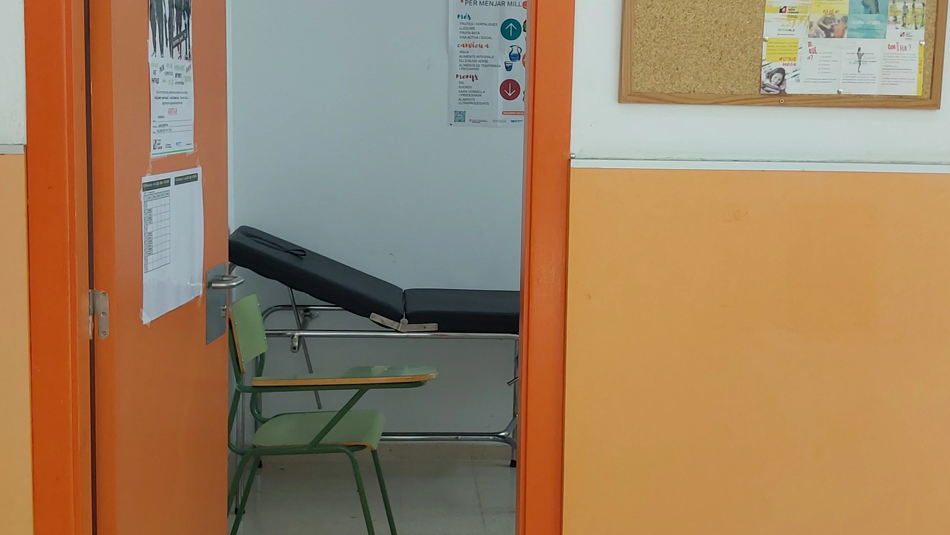 Imagen de la consulta abierta del Instituto Numancia de Santa Coloma de Gramanet, donde los conseller de Salud, Manel Balcells, y la de Educación, Anna Simó, presentaron las novedades de este curso