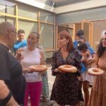 La Mayordomía de las Fiestas del Raval Roig entregando el tradicional "panquemao" a concejales del Ayuntamiento.