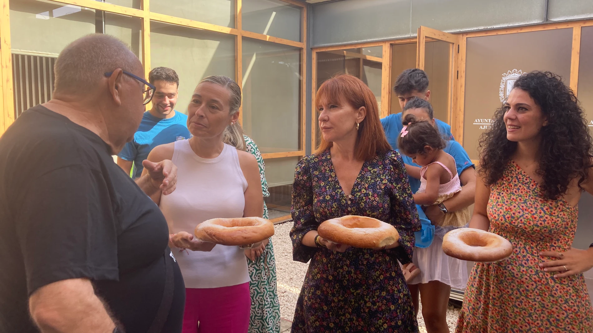 La Mayordomía de las Fiestas del Raval Roig entregando el tradicional "panquemao" a concejales del Ayuntamiento.