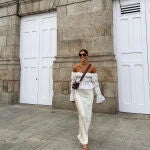 En tonos beige, así es el look de Sara Baceiredo con blusa made in Spain y falda larga que ha enamorado a todas las chicas amantes de la moda