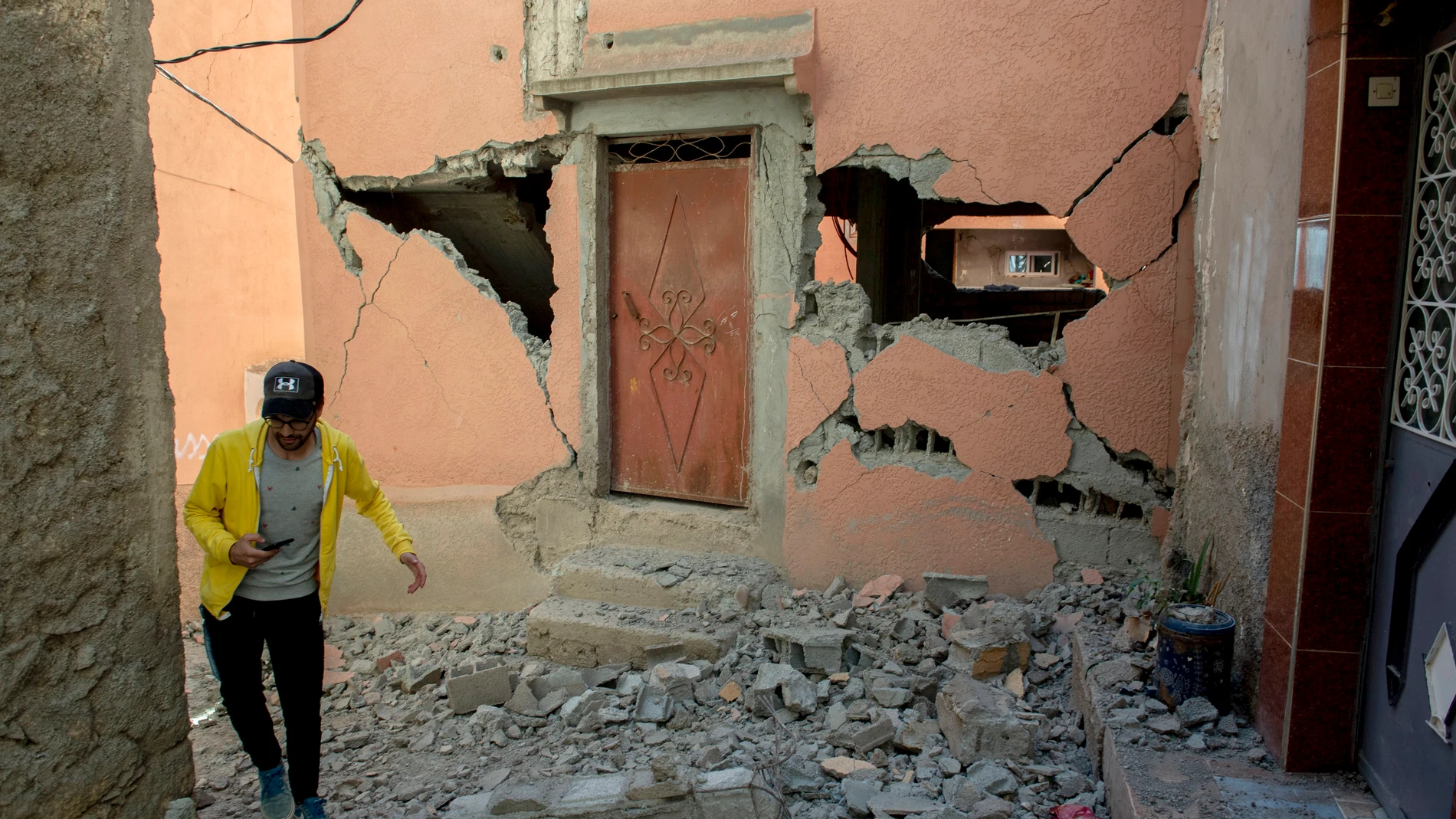 Marrakesh (Morocco), 09/09/2023.- A person walks over debris next to a damaged building following an earthquake in Marrakesh, Morocco, 09 September 2023. A powerful earthquake that hit central Morocco late 08 September, killed at least 820 people and injured 672 others, according to a provisional report from the country's Interior Ministry. The earthquake, measuring magnitude 6.8 according to the USGS, damaged buildings from villages and towns in the Atlas Mountains to Marrakesh. (Terremoto/s...